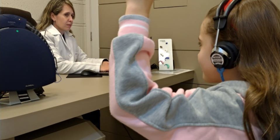 Avaliação audiológica infantil em campo livre ou com fones? - FONOTOM